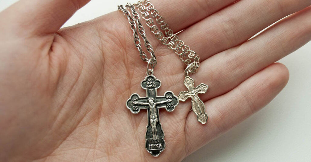 Можно носить крестик некрещенному человеку. Мертвый крест. Крестик. Католический крестик нательный. Христианские крестики нательные.